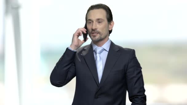 Uomo d'affari di successo che parla al cellulare. — Video Stock