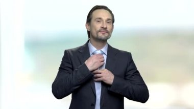 Çekici Kafkas adam iş toplantısı için hazırlanıyor.