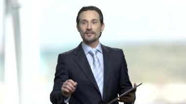 PC Tablet tutan işadamı hoparlör.
