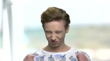 Genç çocuk maymunu oynuyor..