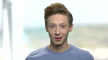 Gülümseyen genç çocuk yakın yukarı.