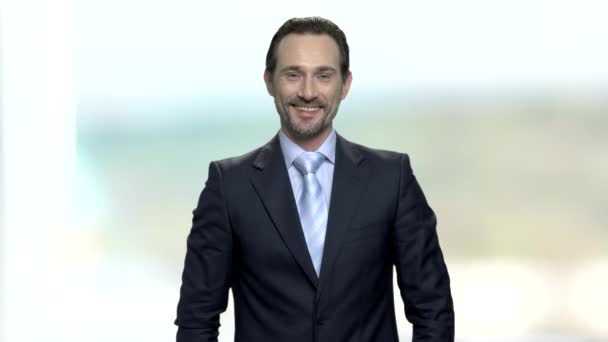 Ritratto di allegro uomo d'affari ridente . — Video Stock