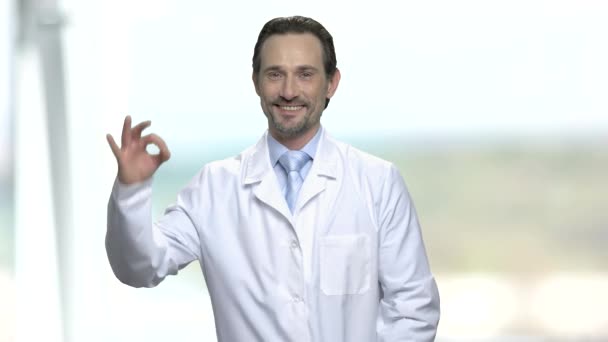 Heureux médecin ou scientifique montrant ok signe . — Video