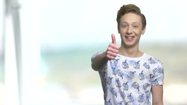 Leuke tiener jongen geven thumbs up. — Stockvideo