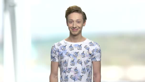 Netter lächelnder Teenager im T-Shirt. — Stockvideo