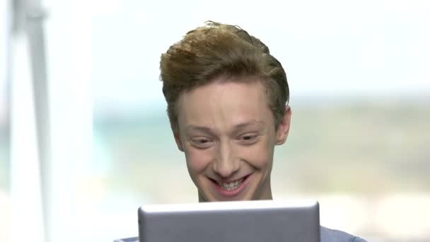 微笑的青少年与个人计算机平板电脑. — 图库视频影像