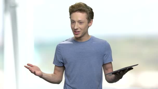 Smart Teenage Boy het geven van een lezing. — Stockvideo