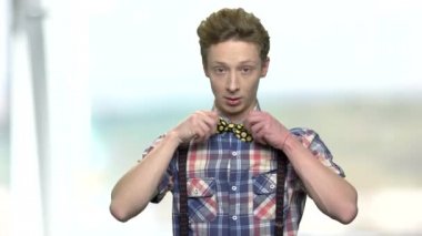 Şık genç oğlan olduğunu preening.