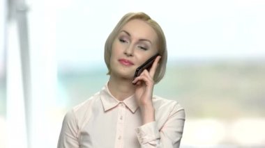 Kadın flört ve cep telefonu sohbet.