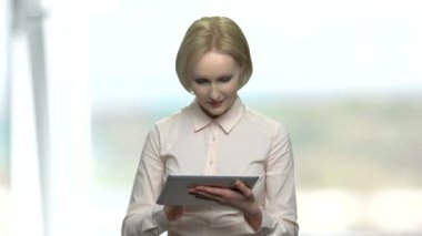 PC tablet kullanarak iş kadını.