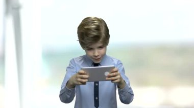 Onun akıllı telefonda oyun oynarken neşeli çocuk.