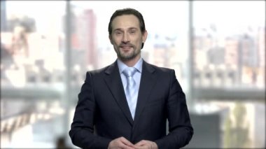 Dost orta yaşlı beyaz işadamı portresi.