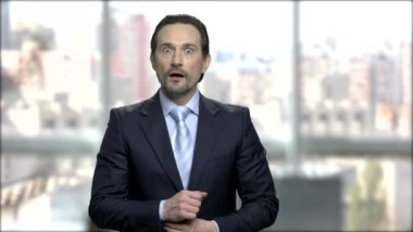 Memnun işadamı heyecanla ellerini kaldırdı.