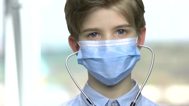 医療マスクを身に着けている少年を閉じる. — ストック動画