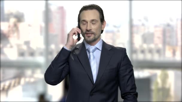 Friendly Kaukasisch zakenman praten over mobiele telefoon. — Stockvideo