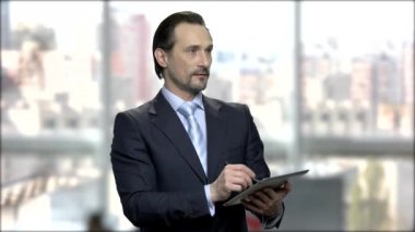 Dijital tablet kullanarak erkek beyaz mimar.