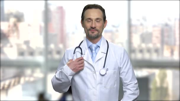 Stetoskop ile yakışıklı Doktor portresi. — Stok video