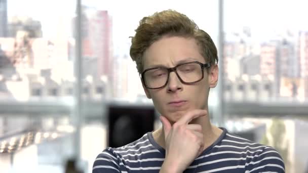 Zamyšlený dospívající chlapec s brýlemi. — Stock video