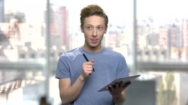 Tablet PC kullanarak akıllı genç çocuk.