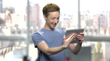 Gülümseyen beyaz çocuk video görüşmesi.