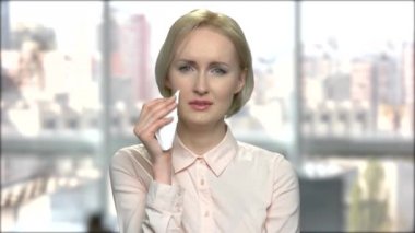 Kafkas kadın ofis işçisi ağlıyor.