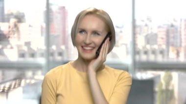 Cep telefonu konuşurken heyecanlı kadın yakın.