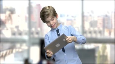 Beyaz çocuk Tablet PC 'de oynuyor.