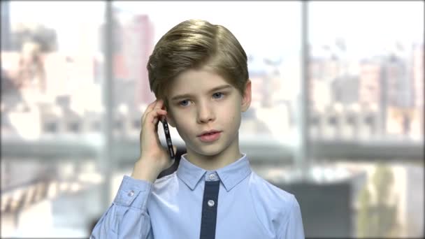 Прекрасна дитина говорить на мобільному телефоні . — стокове відео