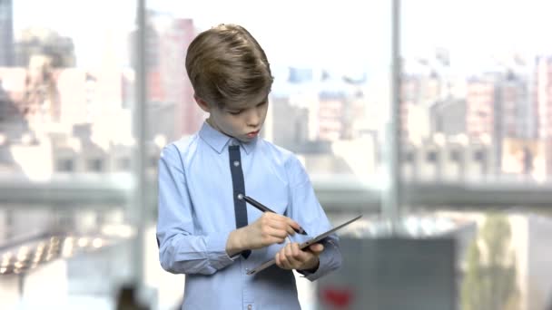 Menino caucasiano usando tablet pc . — Vídeo de Stock