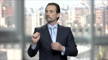 Sanal ekranda çalışan güvenilir erkek yönetici.