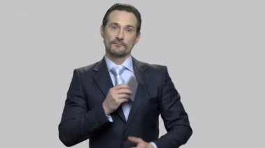 Gülümseyen işadamı akıllı telefona mesaj aldı.
