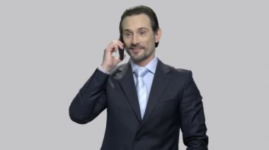 Telefon görüşmesi yapan başarılı işadamı.