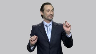 Yakışıklı işadamı sanal ekranda bir düğmeye basarak.