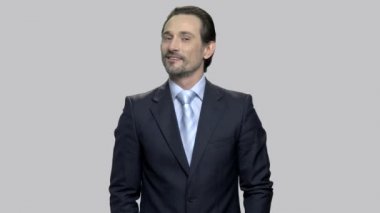 Gri arka planda çekici maço-adam.