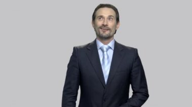 Düşünceli ifade ile olgun işadamı gülümseyen.