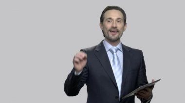 Yeni pazarlama stratejisini açıklayan takım lideri.