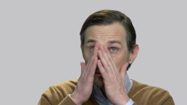 Yakın yukarı olgun adam sürtünme gözler.