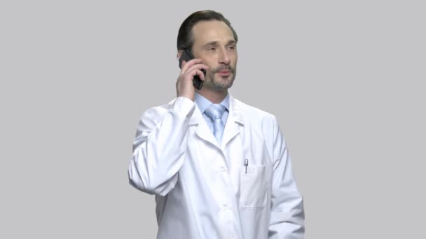 Usmívající se dospělý doktor, který mluví po telefonu. — Stock video