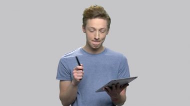 PC tablet kullanarak düşünceli ifade ile çocuk.