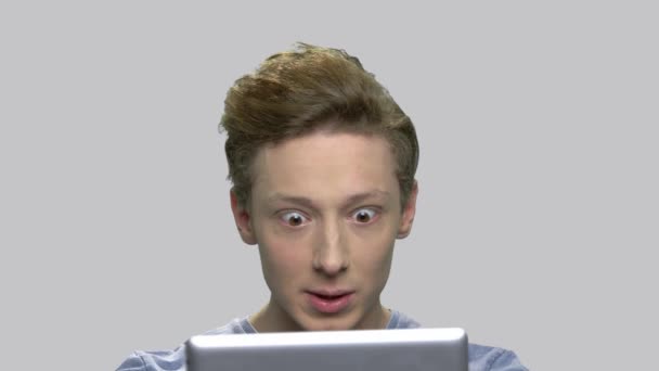 Adolescente chico teniendo video chat con PC tableta . — Vídeo de stock