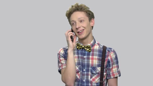 Φιλικός έφηβος τύπος μιλάει στο τηλέφωνο. — Αρχείο Βίντεο