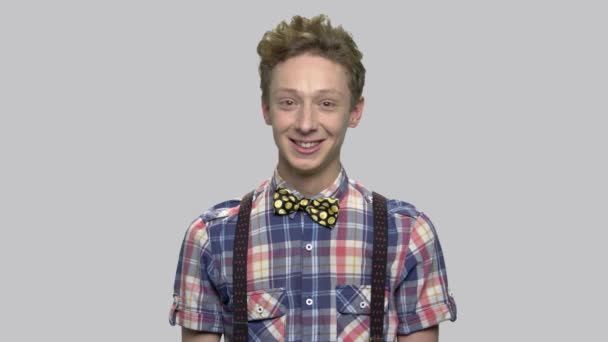 Portret van knappe Kaukasische tiener jongen. — Stockvideo