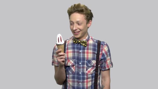 Schattige tiener jongen genieten van ijs. — Stockvideo