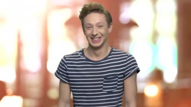 Son derece duygusal genç adam portresi.