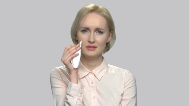 Atractiva mujer de negocios está llorando . — Vídeos de Stock