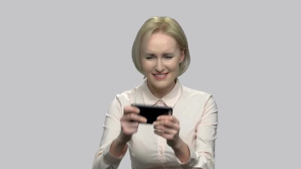 Telefonda oyun oynarken hevesli iş kadın. — Stok video