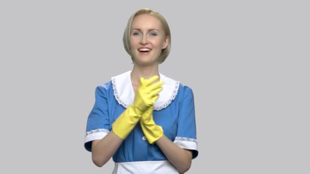 Smiling cleaning lady on gray background. — Stock Video