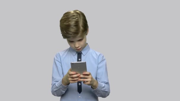 Kid pojke surfa Internet på smartphone. — Stockvideo