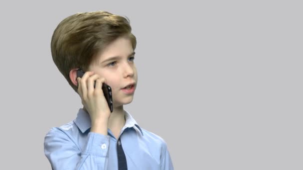 Söt pojke pratar på mobil telefon. — Stockvideo