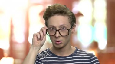 Gözlüklü zeki çocuğun bir fikri var..